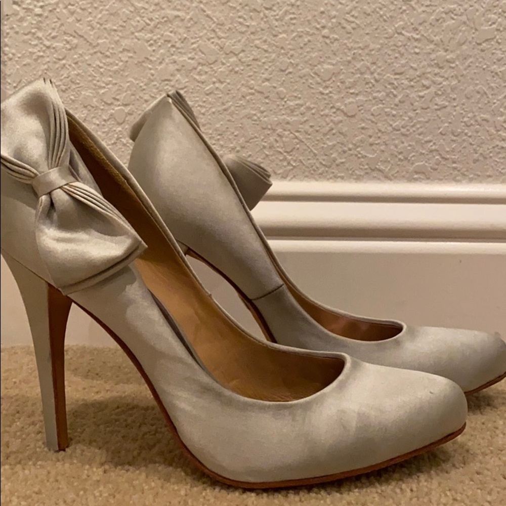 Badgley Mischka Silver Pump with side bow